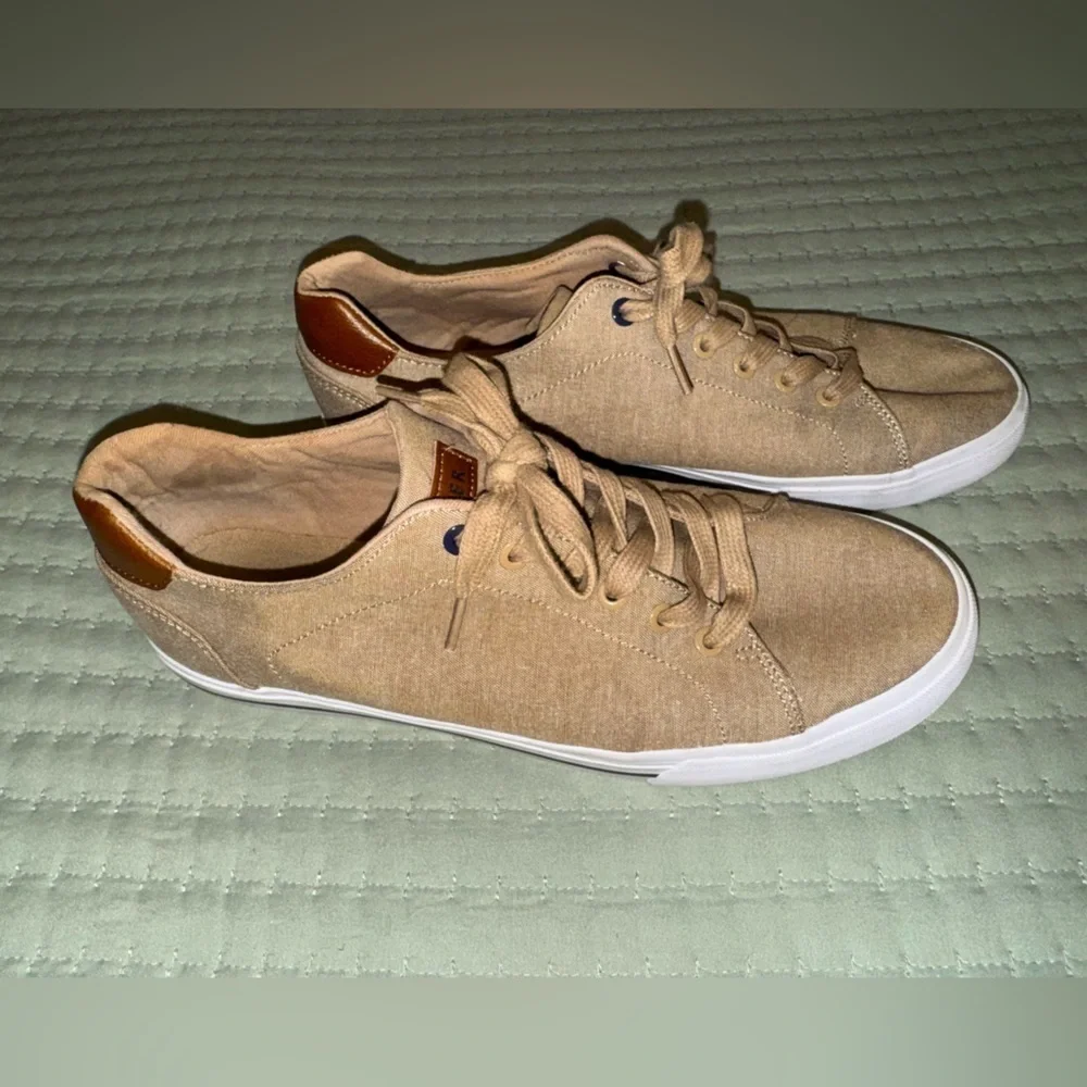 Tommy Hilfiger Men's Tan Sneakers. Size 10. GUC.